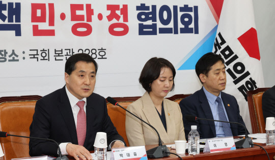 박대출(왼쪽) 국민의힘 정책위의장이 19일 오후 서울 여의도 국회에서 열린 신성장 동력 확충을 위한 벤처·스타트업 지원 대책 민당정 협의회에서 발언하고 있다.<연합뉴스>